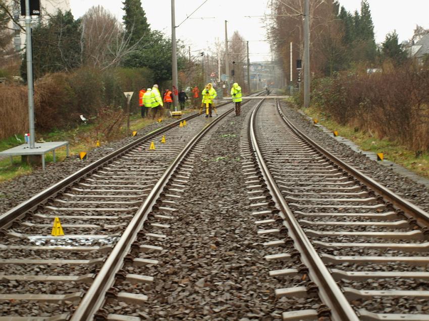 Kind unter Strassenbahn Koeln Porz Steinstr P10.JPG